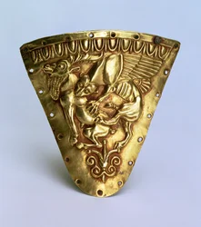 Rhyton (hornförmiges Ritualgefäß) mit einem Relief eines fabelhaften geflügelten Wesens, das eine Ziege angreift, griechisch-östlicher Stil, aus dem Bosporanischen Königreich, Mitte des 5. Jahrhunderts v. Chr.